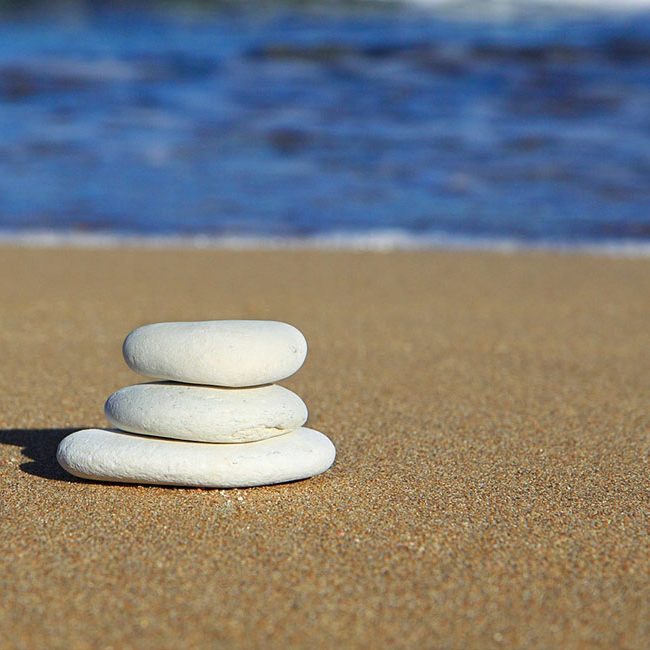 galets empilés sur la plage